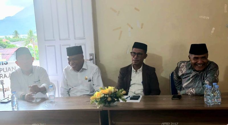 Kepala Dinsos Kota Ternate, Burhanuddin Abdul Kadir Bersama Baznas Ternate. (Rakyatmu)