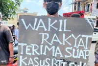 Umbul-umbul massa aksi saat unjuk rasa terkait kasus korupsi BTT Kepulauan Sula di depan Pengadilan Negeri Ternate pada 13 Oktober 2025. (Rakyatmu)