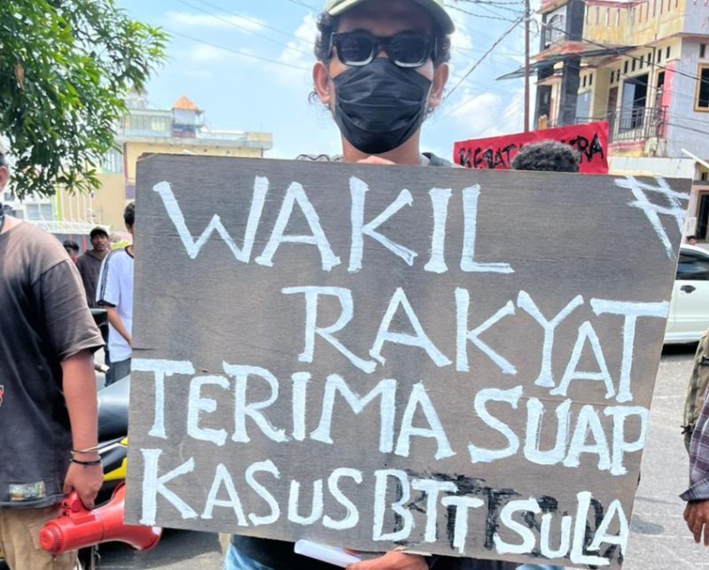 Umbul-umbul massa aksi saat unjuk rasa terkait kasus korupsi BTT Kepulauan Sula di depan Pengadilan Negeri Ternate pada 13 Oktober 2025. (Rakyatmu)
