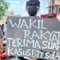 Umbul-umbul massa aksi saat unjuk rasa terkait kasus korupsi BTT Kepulauan Sula di depan Pengadilan Negeri Ternate pada 13 Oktober 2025. (Rakyatmu)