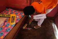 Pelaku saat Reka Ulang Kasus Tindak Pidana Pencurian. (Rakyatmu)