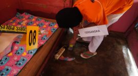 Pelaku saat Reka Ulang Kasus Tindak Pidana Pencurian. (Rakyatmu)