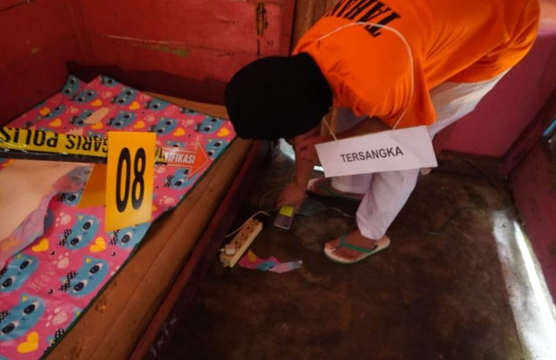 Pelaku saat Reka Ulang Kasus Tindak Pidana Pencurian. (Rakyatmu)