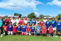 Ketua ASBWI Maluku Utara Anggitha Ramadini dan Maurice Tuguis Bersama Pesepakbola Wanita. (Rakyatmu)