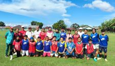 Ketua ASBWI Maluku Utara Anggitha Ramadini dan Maurice Tuguis Bersama Pesepakbola Wanita. (Rakyatmu)