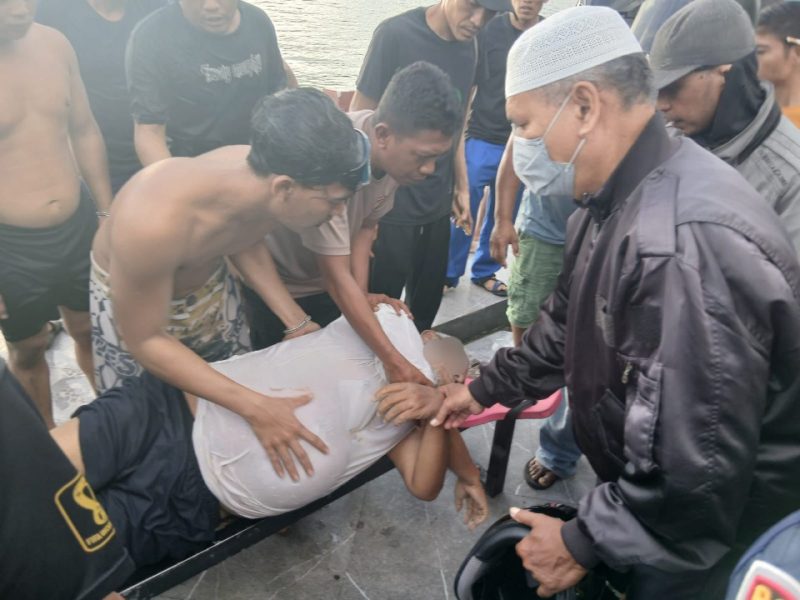 Seorang Pria yang Ditemukan Meninggal Dunia di Pantai Falajawa Satu, Kota Ternate. (Rakyatmu)
