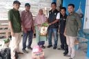 Dinsos Kota Ternate saat Salurkan Bantuan Sembako ke Korban Angin Puting Beliung di Pulau Hiri. (Rakyatmu)
