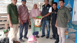 Dinsos Kota Ternate saat Salurkan Bantuan Sembako ke Korban Angin Puting Beliung di Pulau Hiri. (Rakyatmu)