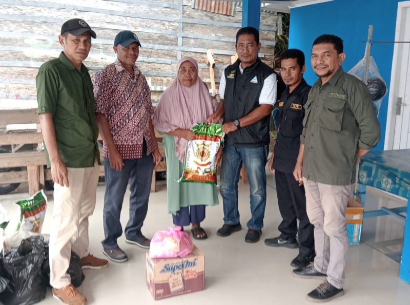 Dinsos Kota Ternate saat Salurkan Bantuan Sembako ke Korban Angin Puting Beliung di Pulau Hiri. (Rakyatmu)