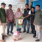 Dinsos Kota Ternate saat Salurkan Bantuan Sembako ke Korban Angin Puting Beliung di Pulau Hiri. (Rakyatmu)