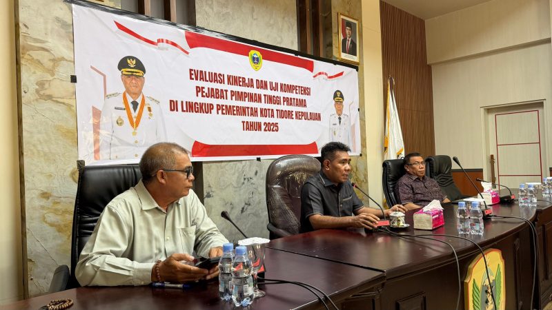 Wakil Wali Kota Tidore Kepulauan, Ahmad Laiman, saat membuka kegiatan Evaluasi Kinerja dan Uji Kompetensi Pejabat Pimpinan Tinggi Pratama Tahun 2025 di ruang rapat kantor Wali Kota Tidore Kepulauan. (Istimewa)