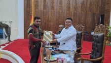 Juru Bicara Fraksi PKD DPRD Pulau Taliabu, Budiman L. Mayabubun saat menyerahkan rekomendasi ke pemerintah. Foto: Istimewa