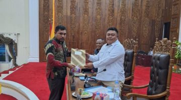 Juru Bicara Fraksi PKD DPRD Pulau Taliabu, Budiman L. Mayabubun saat menyerahkan rekomendasi ke pemerintah. Foto: Istimewa