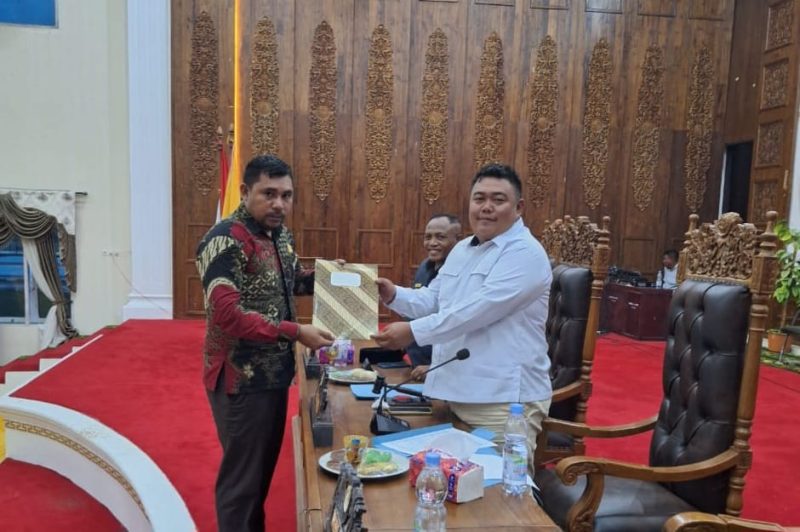 Juru Bicara Fraksi PKD DPRD Pulau Taliabu, Budiman L. Mayabubun saat menyerahkan rekomendasi ke pemerintah. Foto: Istimewa