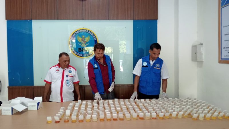 Pelaksanaan tes urine yang dilakukan BNN Tidore Kepulauan terhadap seluruh PPPK paruh waktu lingkup Pemerintah Kota Tidore Kepulauan. (Istimewa)