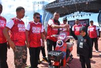 Penyerahan hadiah sepeda listrik ke salah satu peserta yang mengikuti lomba Soekarno Fun Run 5K yang digelar dalam rangka memperingati Bulan Bung Karno di Kota Tidore Kepulauan. (Istimewa)