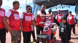 Penyerahan hadiah sepeda listrik ke salah satu peserta yang mengikuti lomba Soekarno Fun Run 5K yang digelar dalam rangka memperingati Bulan Bung Karno di Kota Tidore Kepulauan. (Istimewa)