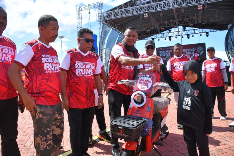 Penyerahan hadiah sepeda listrik ke salah satu peserta yang mengikuti lomba Soekarno Fun Run 5K yang digelar dalam rangka memperingati Bulan Bung Karno di Kota Tidore Kepulauan. (Istimewa)