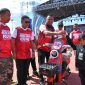 Penyerahan hadiah sepeda listrik ke salah satu peserta yang mengikuti lomba Soekarno Fun Run 5K yang digelar dalam rangka memperingati Bulan Bung Karno di Kota Tidore Kepulauan. (Istimewa)