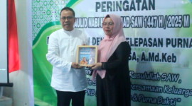 Penyerahan Cendramata dari Kepala Dinas PPKB Kota Ternate kepada Rusni Salasa saat Purna Bakti