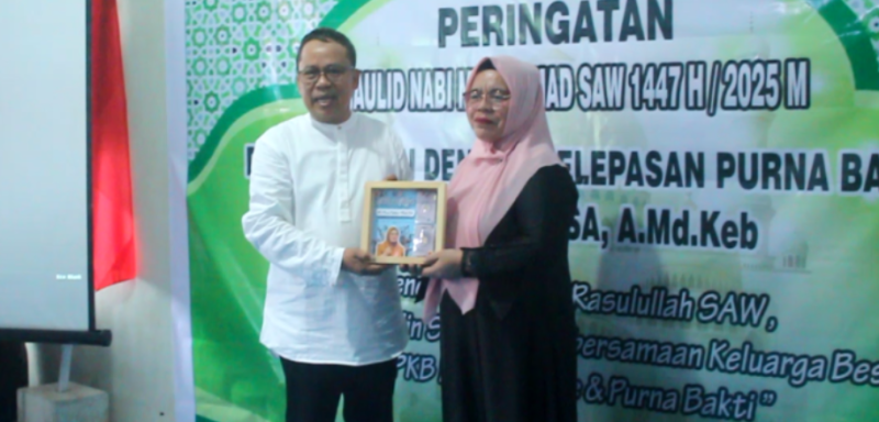 Penyerahan Cendramata dari Kepala Dinas PPKB Kota Ternate kepada Rusni Salasa saat Purna Bakti