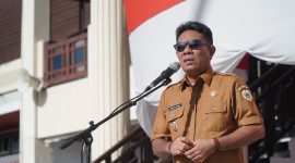 Wakil Wali Kota Tidore Kepulauan Ahmad Laiman saat memimpin apel gabungan di halaman Kantor Wali Kota Tidore. (Istimewa)