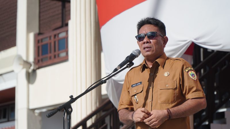 Wakil Wali Kota Tidore Kepulauan Ahmad Laiman saat memimpin apel gabungan di halaman Kantor Wali Kota Tidore. (Istimewa)