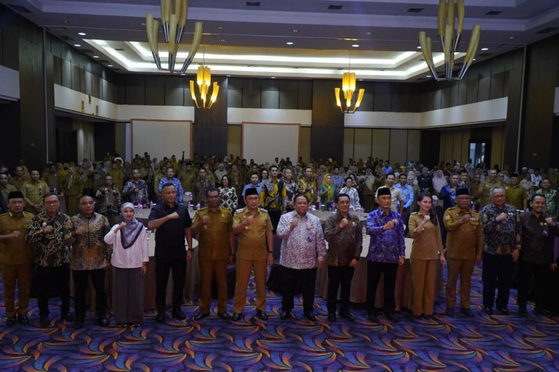 Wali Kota Tidore Kepulauan Muhammad Sinen saat menghadiri pembukaan Sosialisasi Keputusan Kepala BKN Nomor 411 Tahun 2025 tentang Percepatan Pembangunan dan Penerapan Manajemen Talenta ASN di Kota Ternate. (Istimewa)