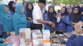 Wali Kota Tidore Kepulauan, Muhammad Sinen, memantau pameran wirausaha yang berlangsung di halaman Kantor Wali Kota Tidore. (Istimewa)