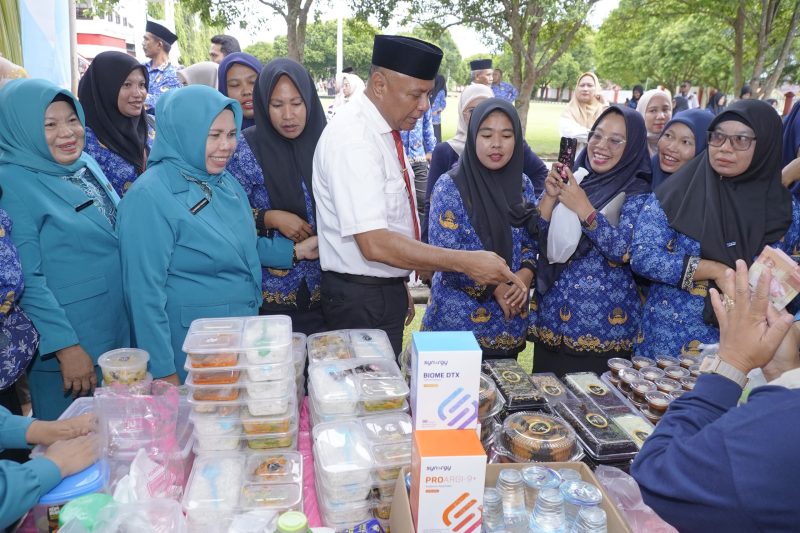 Wali Kota Tidore Kepulauan, Muhammad Sinen, memantau pameran wirausaha yang berlangsung di halaman Kantor Wali Kota Tidore. (Istimewa)