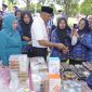 Wali Kota Tidore Kepulauan, Muhammad Sinen, memantau pameran wirausaha yang berlangsung di halaman Kantor Wali Kota Tidore. (Istimewa)