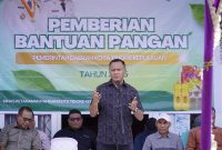 Wali Kota Tidore Kepulauan menyerahkan bantuan pangan secara gratis di Tidore Kepulauan. (Istimewa)