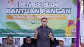 Wali Kota Tidore Kepulauan menyerahkan bantuan pangan secara gratis di Tidore Kepulauan. (Istimewa)