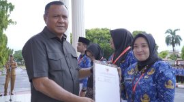 819 Pegawai Pemerintah dengan Perjanjian Kerja (PPPK) Paruh Waktu Tahun 2025 resmi menerima Surat Keputusan (SK) Pengangkatan dari Wali Kota Tidore Kepulauan Muhammad Sinen. (Istimewa)