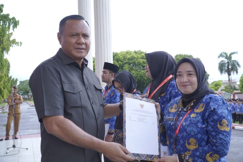 819 Pegawai Pemerintah dengan Perjanjian Kerja (PPPK) Paruh Waktu Tahun 2025 resmi menerima Surat Keputusan (SK) Pengangkatan dari Wali Kota Tidore Kepulauan Muhammad Sinen. (Istimewa)