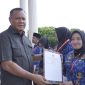 819 Pegawai Pemerintah dengan Perjanjian Kerja (PPPK) Paruh Waktu Tahun 2025 resmi menerima Surat Keputusan (SK) Pengangkatan dari Wali Kota Tidore Kepulauan Muhammad Sinen. (Istimewa)