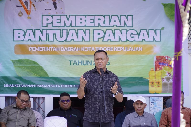 Wali Kota Tidore Kepulauan menyerahkan bantuan pangan secara gratis di Tidore Kepulauan. (Istimewa)