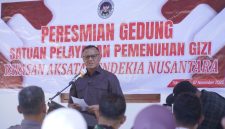 Wali Kota Tidore Kepulauan, Muhammad Sinen, meresmikan dapur makan bergizi gratis di Tidore Kepulauan. (Istimewa)