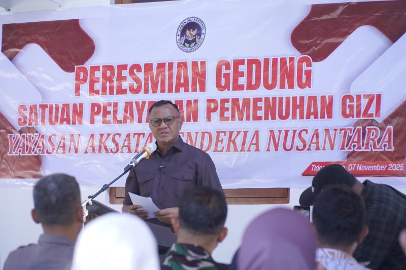 Wali Kota Tidore Kepulauan, Muhammad Sinen, meresmikan dapur makan bergizi gratis di Tidore Kepulauan. (Istimewa)