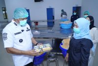Wali Kota Tidore Kepulauan Muhammad Sinen meninjau langsung dapur Makan Bergizi Gratis (MBG) di Sekolah Polisi Negara (SPN) Polda Maluku Utara di Kelurahan Gurabati, Kecamatan Tidore Selatan. (Istimewa)