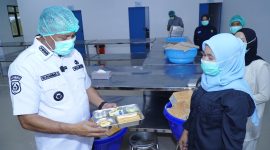 Wali Kota Tidore Kepulauan Muhammad Sinen meninjau langsung dapur Makan Bergizi Gratis (MBG) di Sekolah Polisi Negara (SPN) Polda Maluku Utara di Kelurahan Gurabati, Kecamatan Tidore Selatan. (Istimewa)