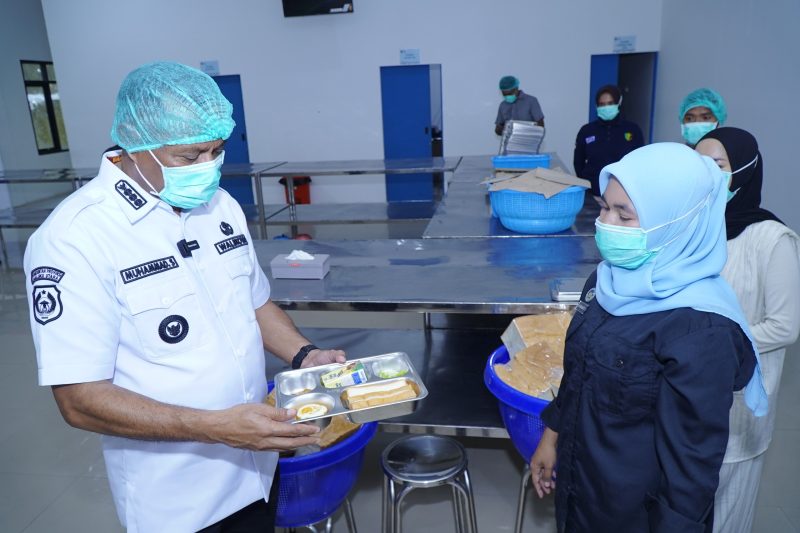 Wali Kota Tidore Kepulauan Muhammad Sinen meninjau langsung dapur Makan Bergizi Gratis (MBG) di Sekolah Polisi Negara (SPN) Polda Maluku Utara di Kelurahan Gurabati, Kecamatan Tidore Selatan. (Istimewa)