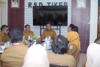 Wali Kota Tidore Kepulauan memimpin rapat evaluasi di RSD Soasio, Tidore Kepulauan. (Istimewa)