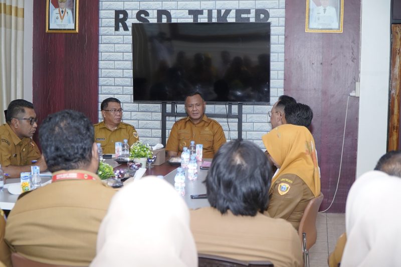 Wali Kota Tidore Kepulauan memimpin rapat evaluasi di RSD Soasio, Tidore Kepulauan. (Istimewa)