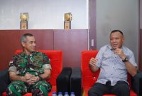 Wali Kota Tidore Kepulauan Muhammad Sinen menerima kunjungan kerja Danrem 152/Babullah, Brigjen TNI Enoh Solehudin di ruang kerjanya. (Istimewa)