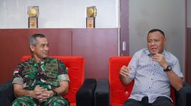 Wali Kota Tidore Kepulauan Muhammad Sinen menerima kunjungan kerja Danrem 152/Babullah, Brigjen TNI Enoh Solehudin di ruang kerjanya. (Istimewa)