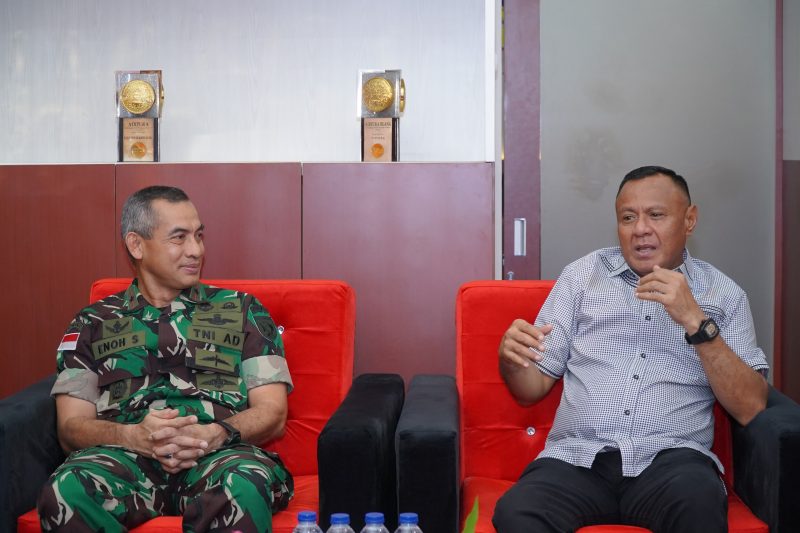 Wali Kota Tidore Kepulauan Muhammad Sinen menerima kunjungan kerja Danrem 152/Babullah, Brigjen TNI Enoh Solehudin di ruang kerjanya. (Istimewa)