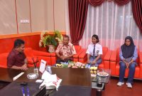 Wakil Wali Kota Tidore Kepulauan, Ahmad Laiman, menerima kedatangan Calon Paskibraka tingkat nasional asal Kota Tidore Kepulauan, Beatrix Missy, di ruang kerjanya. (Istimewa)