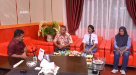 Wakil Wali Kota Tidore Kepulauan, Ahmad Laiman, menerima kedatangan Calon Paskibraka tingkat nasional asal Kota Tidore Kepulauan, Beatrix Missy, di ruang kerjanya. (Istimewa)