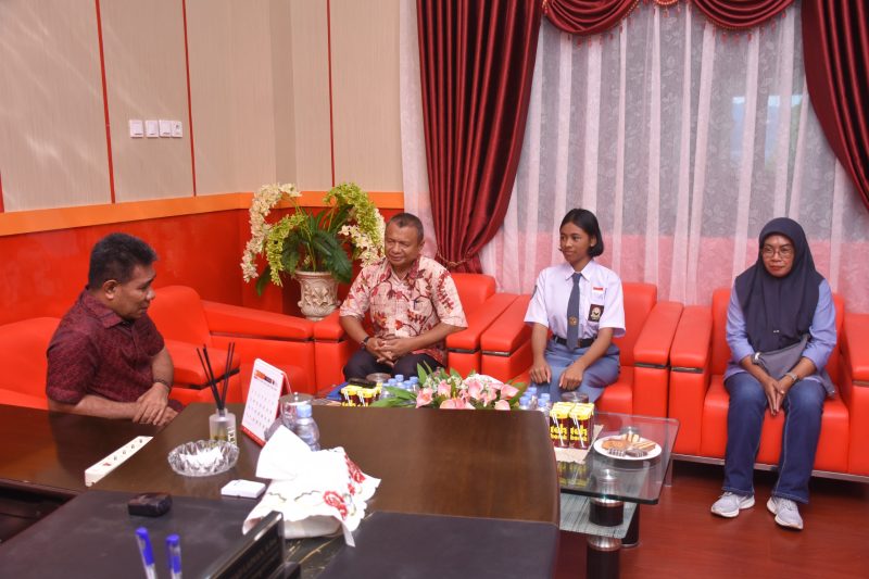 Wakil Wali Kota Tidore Kepulauan, Ahmad Laiman, menerima kedatangan Calon Paskibraka tingkat nasional asal Kota Tidore Kepulauan, Beatrix Missy, di ruang kerjanya. (Istimewa)